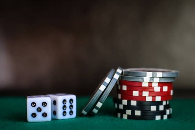 Bài poker là gì? Chơi bài Poker có kiếm ra được tiền không?