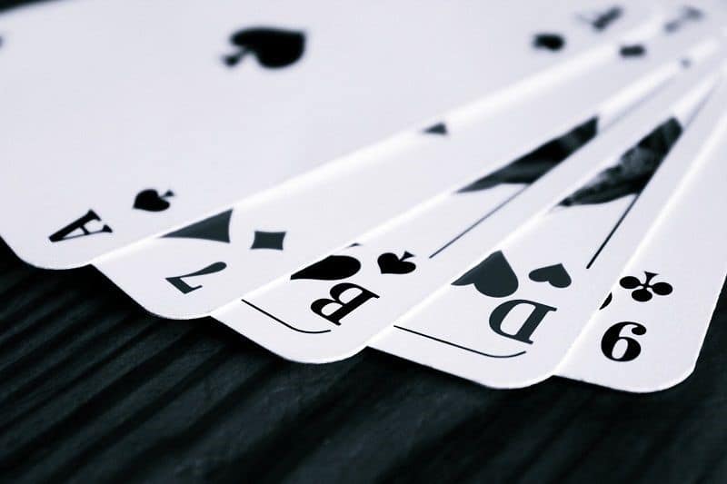 Poker và những kinh nghiệm tối thiểu cần có để đánh bại đối thủ