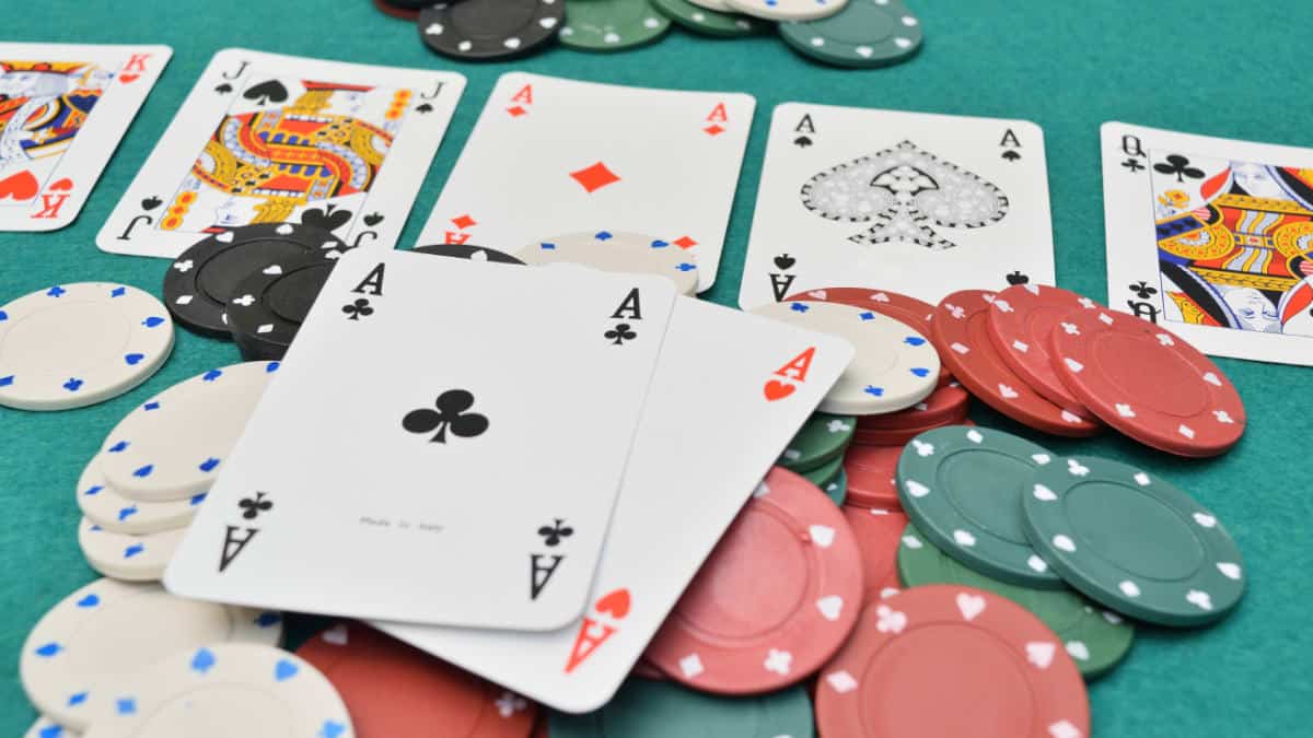 Quy định về lá bài Poker và các quy tắc của nó úp xuống